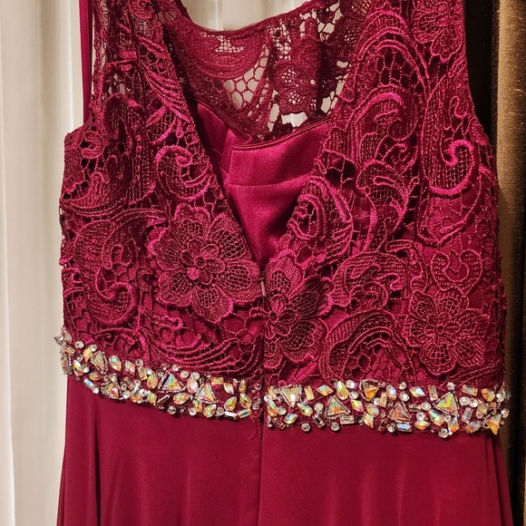 Let's Dress Maxi in Burgundy - Picture 4 of 7